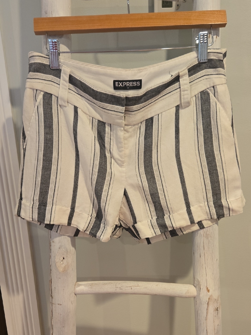 Express Cream and Black Vertical Stripe High-Waist Shorts Mid Rise Size 6